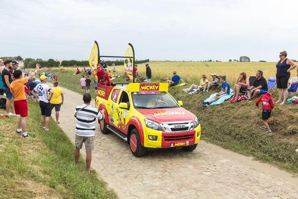 Le Journal de Mickey Vehicle en una carretera empedrada Tour de Fran — Foto de Stock