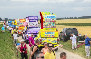 Haribo karavan bir Arnavut kaldırımlı yol - Fransa Bisiklet Turu 2015 tarihinde