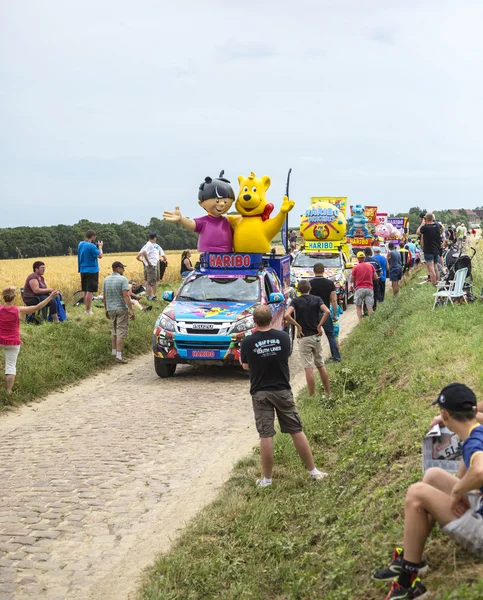 Haribo karavan bir Arnavut kaldırımlı yol - Fransa Bisiklet Turu 2015 tarihinde — Stok fotoğraf