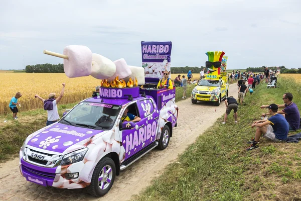 Caravana de Haribo en un empedrado camino - Tour de France 2015 — Foto de Stock