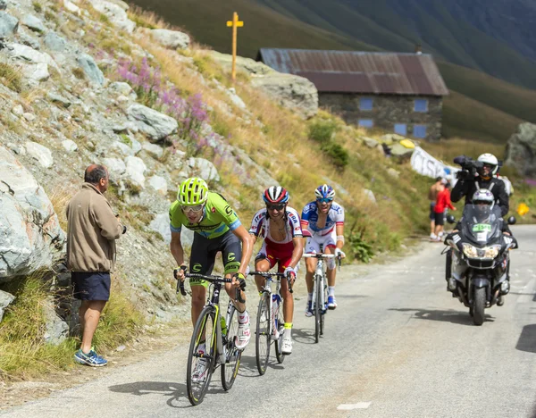 Tres ciclistas en las carreteras de las montañas - Tour de France 2015 — Foto de Stock