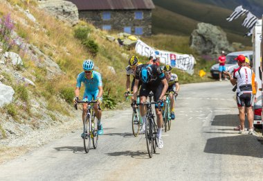Grup bisikletçiler dağlar yollarda - Tour de France 2015