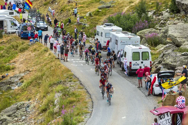 Пелотон в горах - Тур де Франс 2015 — стоковое фото