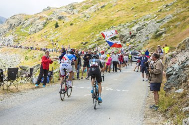 Dağlar yollarda iki bisikletçiler-Tour de France 2015