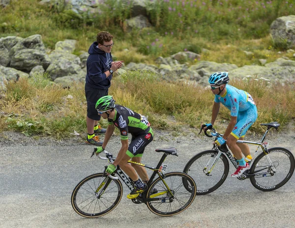 Dois ciclistas nas montanhas Roads Tour de France 2015 — Fotografia de Stock