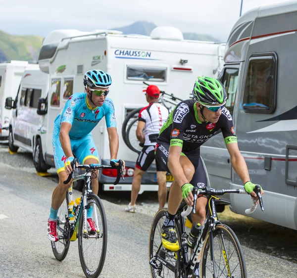 Dağlar yollarda iki bisikletçiler-Tour de France 2015 — Stok fotoğraf