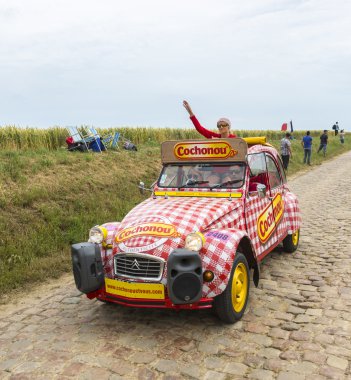 Cochonou karavan bir Arnavut kaldırımlı yol - Fransa Bisiklet Turu 2015 tarihinde
