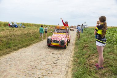 Cochonou karavan bir Arnavut kaldırımlı yol - Fransa Bisiklet Turu 2015 tarihinde