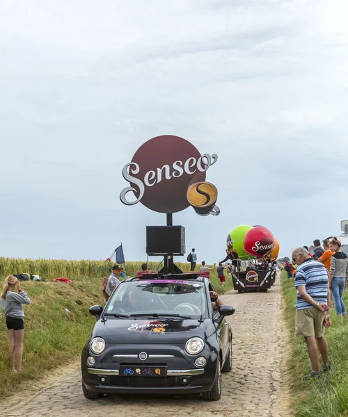 Caravane Senseo sur une route pavée- Tour de France 2015 — Photo