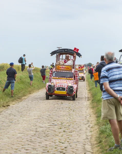 Cochonou karavana na dlážděné silnici - Tour de France 2015 — Stock fotografie