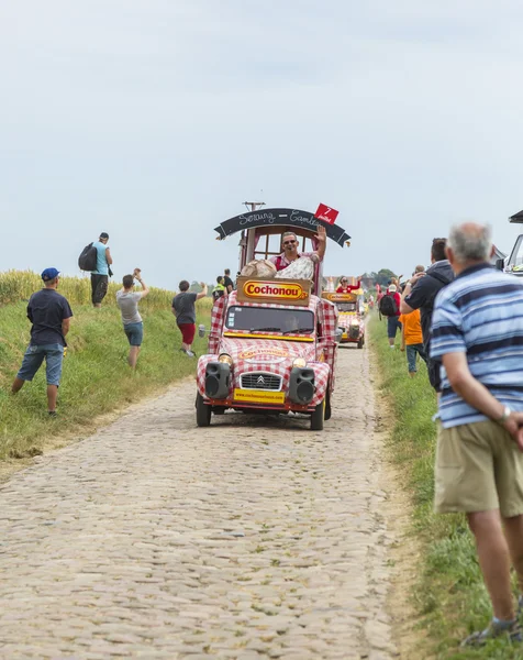 Cochonou karavan bir Arnavut kaldırımlı yol - Fransa Bisiklet Turu 2015 tarihinde — Stok fotoğraf