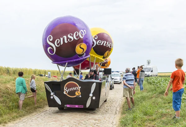 Senseo Caravan em uma estrada Cobblestone Tour de France 2015 — Fotografia de Stock