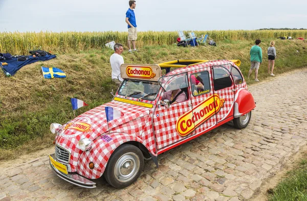 Cochonou karavan bir Arnavut kaldırımlı yol - Fransa Bisiklet Turu 2015 tarihinde — Stok fotoğraf