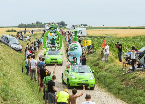 Caravane Teisseire sur une route pavée- Tour de France 2015 — Photo