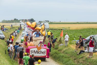 St. Michel poğaçaları karavan üzerinde bir Arnavut kaldırımlı yol - tur de Fra