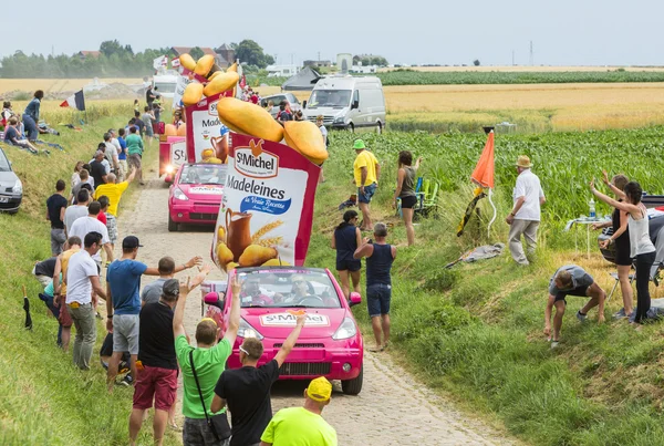 St. Michel koláčky Caravan na dlážděné silnici - Tour de Fra — Stock fotografie