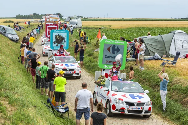 Caravana de Carrefour en un empedrado camino - Tour de France 2015 — Foto de Stock