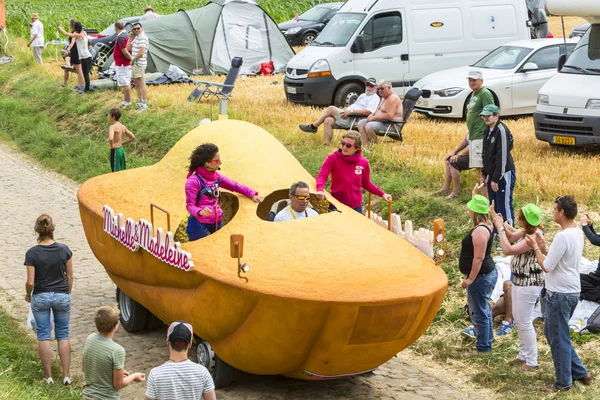 St. Michel Madeleines fordonet på en kullersten Road - Tour de Fra — Stockfoto