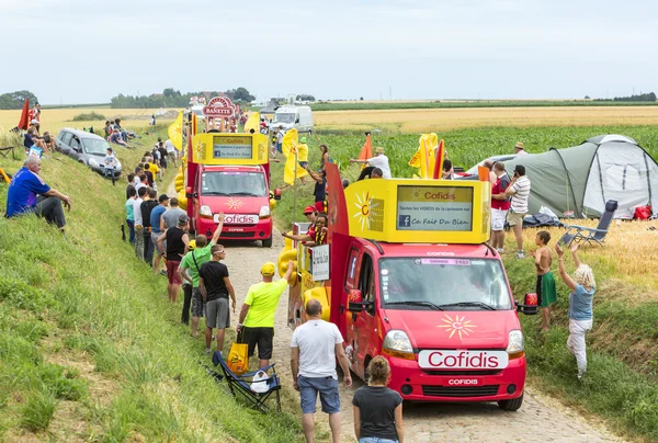 Cofidis Caravan na brukowanej drogi - Tour de France 2015 — Zdjęcie stockowe