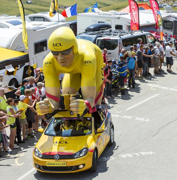 Amarelo LCL mascote ciclista em Alpes - Tour de France 2015 — Fotografia de Stock