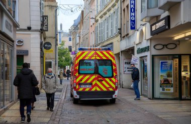 Chartres, Fransa - 30 Ekim 2020: Coronavirus krizi sırasında Fransa 'da ikinci yerel tecrit başlatıldıktan 24 saatten az bir süre sonra sokakta araba süren bir ambulansın görüntüsü.