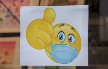 Chartres, Fransa - 30 Ekim 2020: Coronavirus krizi sırasında Fransa 'da başlatılan ikinci yerel tecritten 24 saatten kısa bir süre sonra kapalı dükkan penceresinde komik 
