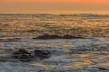 Fransa 'nın kuzeyinde, Britanya' da günbatımında güzel renkli bir görüntü.