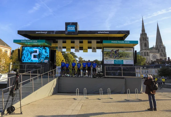 シャルトル フランス 10月13 2019 チームGazprom Rusveloがシャルトルの表彰台にあり 秋のフランスのサイクリングレースパリツアー2019の前のチームプレゼンテーション中に — ストック写真