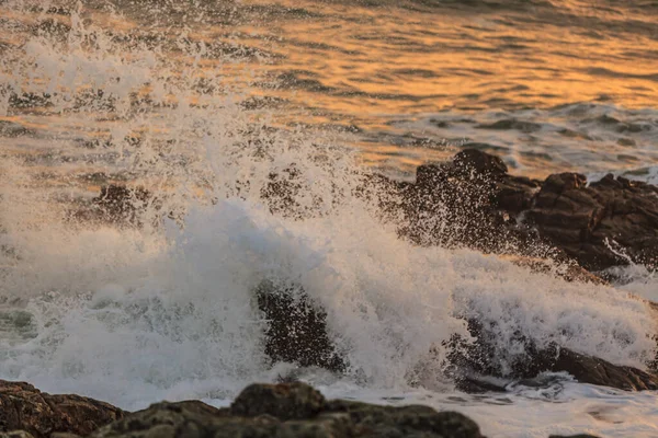 Imagem Ondas Poderosas Pôr Sol Bretanha Norte França — Fotografia de Stock