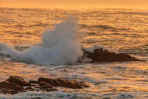 Obrázek Silných Vln Při Západu Slunce Bretani Severu Francie — Stock fotografie