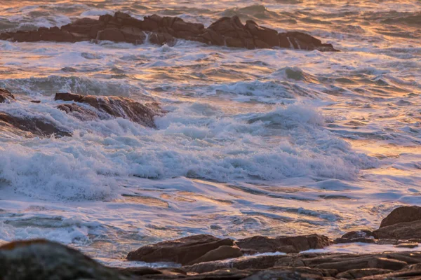 Imagem Ondas Poderosas Pôr Sol Bretanha Norte França — Fotografia de Stock