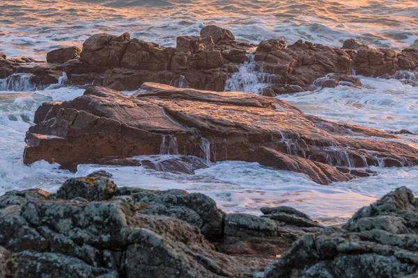 Bilde Kraftige Bølger Ved Solnedgang Bretagne Nord Frankrike – stockfoto