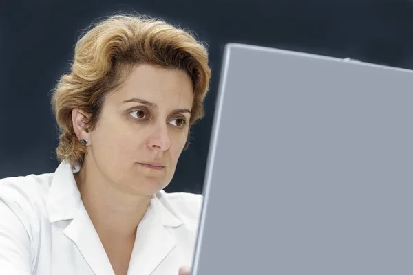 Female Scientist Working Front Her Laptop Laboratory — Stock Photo, Image