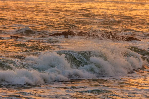 Imagem Ondas Poderosas Pôr Sol Bretanha Norte França — Fotografia de Stock