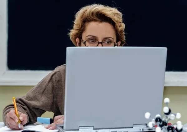 Laboratuvarda Dizüstü Bilgisayarının Önünde Çalışan Bir Kadın Bilim Adamı — Stok fotoğraf