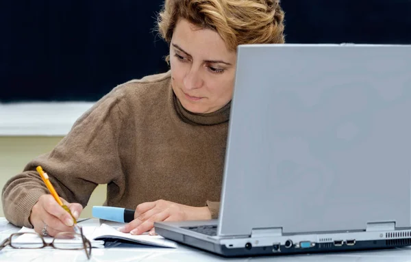 Científica Que Trabaja Delante Portátil Laboratorio —  Fotos de Stock