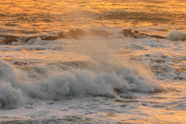 Obrázek Silných Vln Při Západu Slunce Bretani Severu Francie — Stock fotografie