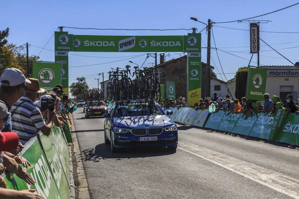 Les Grands Ajoncs; Fransa - 09 Eylül 2020: Deceuninck-Quick-Step Team 'in Fransa Bisiklet Turu' nun 11..