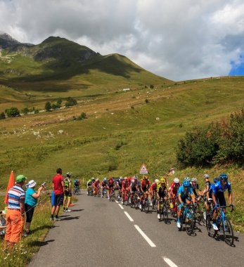 Col de la Madeleine, Fransa - 24 Ağustos 2020: Kriteryum du Dauphine 2020 'nin üçüncü safhasında Col de la Madeleine yoluna çıkan peloton. 