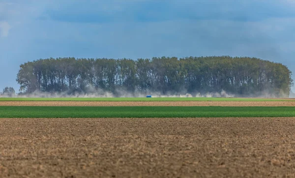 Vrachtwagen Rijdt Een Stoffige Weg Tijdens Een Wielerwedstrijd Noord Frankrijk — Stockfoto