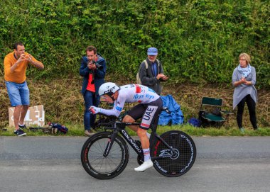 Louverne, Fransa - 30 Haziran 2021: Le Tour de France 2021 (Bireysel Zaman Denemesi) sırasında Beyaz Jersey Emirlikleri 'ndeki BAE Emirlikleri Takımı' ndan Sloven bisikletçi Tadej Pogacar. Sahnenin galibi oydu..