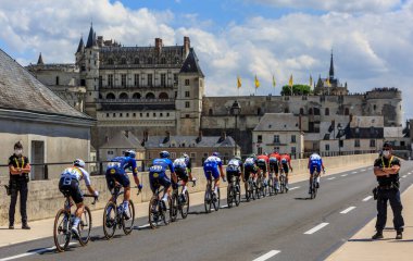 Amboise, Fransa - Temmuz 1,2021: Julian Alaphilippe, Dünya Şampiyonu, Fransa Bisiklet Turu 2021 sırasında Amboise Kalesi 'nin önündeki köprüden geçen pelotona biniyor..