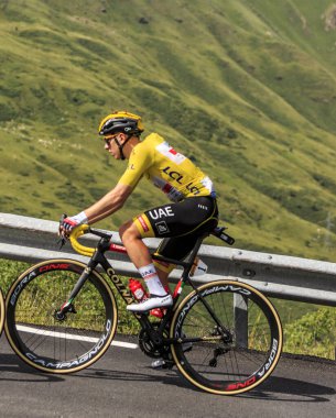 Port d 'Envalira, Fransa - 11 Temmuz 2021: BAE Emirlikleri Takımı' ndan Sloven bisikletçi Tadej Pogacar, Le Tour de France 2021 sırasında Sarı Jersey 'de Port d' Envalira 'ya tırmandı..