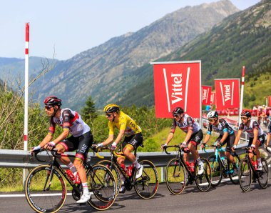 Port d 'Envalira, Fransa - 11 Temmuz 2021: BAE Emirlikleri Takımı' ndan Sloven bisikletçi Tadej Pogacar, Le Tour de France 2021 sırasında Sarı Jersey 'de Port d' Envalira 'ya tırmandı..