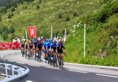 Port d 'Envalira, Fransa - 11 Temmuz 2021: Le Tour de France 2021 sırasında Port d' Envalira yoluna çıkan pelotonun havadan görünüşü.