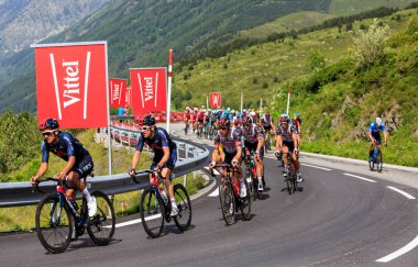 Port d 'Envalira, Fransa - 11 Temmuz 2021: Le Tour de France 2021 sırasında Port d' Envalira yoluna çıkan pelotonun havadan görünüşü.