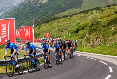 Port d 'Envalira, Fransa - 11 Temmuz 2021: Le Tour de France 2021 sırasında Port d' Envalira yoluna çıkan pelotonun havadan görünüşü.