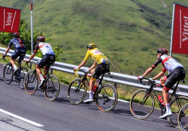 Port d 'Envalira, Fransa - 11 Temmuz 2021: BAE Emirlikleri Takımı' ndan Sloven bisikletçi Tadej Pogacar, Le Tour de France 2021 sırasında Sarı Jersey 'de Port d' Envalira 'ya tırmandı..