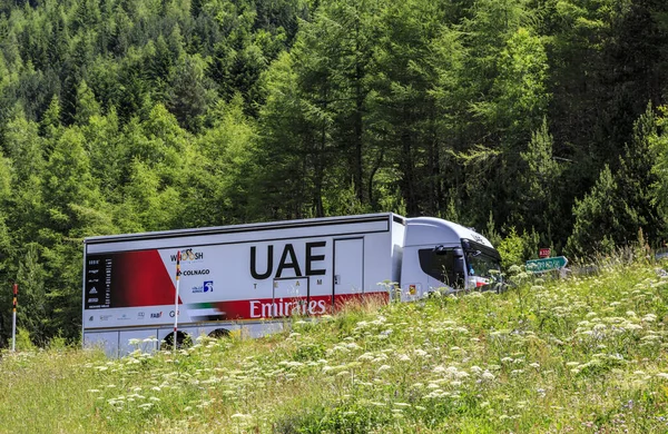 フランスのポート デンバリラ 2021年7月11日 フランスのル ツール フランス2021の間にピレネー山脈の二次道路を走行Uaeチームエミレーツのトラック — ストック写真