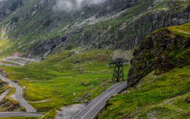 Dağlardaki yüksek irtifa yolunun bir parçası. Konum: Transfagarasan karayolu Romanya 'nın en yüksek yolu.